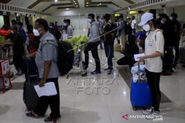 Hari Pertama Larangan Mudik Di Bandara El Tari Kupang