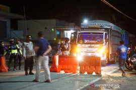 Kendaraan logistik dan niaga lolos dari  penyekatan Prokes COVID