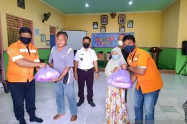 PT Arutmin dan mitra kerja salurkan bantuan sembako kedelapan desa