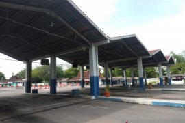 Tak ada bus beroperasi di Terminal Tawangalun Jember saat larangan mudik