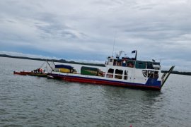 Kapal Jembatan Musi II kandas di Pulau Suwangi Tanah Bumbu