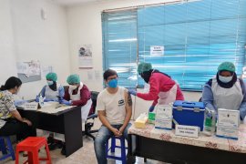 Anies lapor Wamenkes terkait warga meninggal usai vaksinasi AstraZeneca