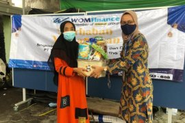 WOM Finance bagikan bingkisan Ramadan kepada janda dan dhuafa