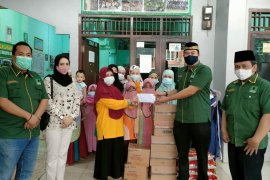 Barikade Gus Dur Lampung bagikan paket sembako ke panti asuhan