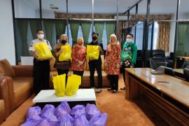 Setwan Kalsel berbagi dengan honorer dan Satpam