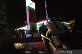 Minibus nyungsep ke selokan depan Pertamina Rabam usai isi bahan bakar