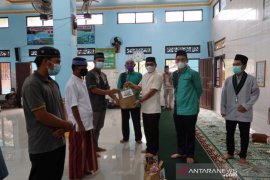 Wabup HSS bersama KAHMI dan HMI bagikan sembako untuk mualaf