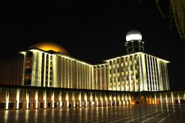 Menikmati wajah baru dengan keindahan cahaya Masjid Istiqlal