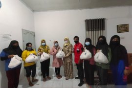 AWII Sumbar berbagi 100 paket lelang lebaran