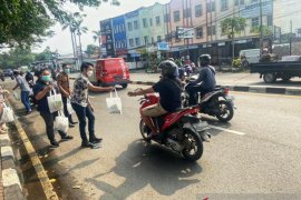 pegawai Bpjamsostek Cimone bagikan ratusan masker tekan penyebaran COVID-19