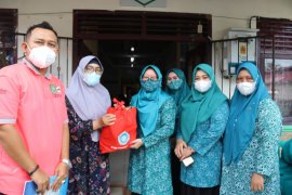 TP PKK Bengkalis bantu sembako kepada masyarakat terdampak COVID-19