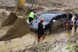 Polda Aceh kerahkan personel Brimob bersihkan material longsordi Gayo Lues