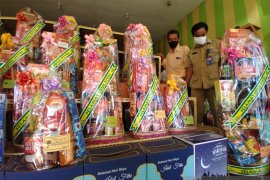 Petugas gabungan Situbondo sidak toko parsel Lebaran