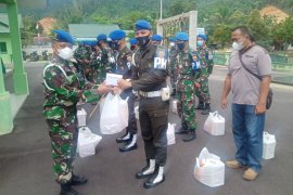 Personel Denpom 1/2 Sibolga terima bingkisan Lebaran