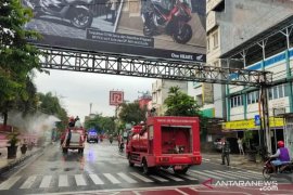 PD Pasar OKU sterilisasi kios pedagang dengan disinfektan