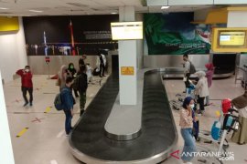 Sejumlah "porter" Bandara Jambi pilih beralih jualan kue saat larangan mudik