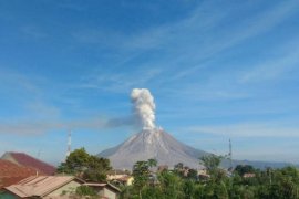 Gunung Sinabung tiga kali semburkan abu vulkanik