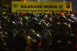 Pemudik sepeda motor terjebak kemacetan di Subang Page 1 Small