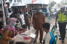 Dua warga reaktif swab antigen saat Bupati Citra tinjau posko penyekatan arus mudik