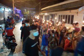 Warga Kampung Bugis pawai obor keliling sambut Idul Fitri 1442 H