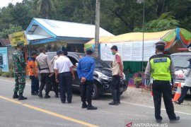 H-1 Lebaran petugas penyekatan mudik di Tapsel putar balik delapan mobil