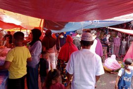 H-1 Lebaran pengunjung  pasar tradisional Durian Tinggi Pasaman membludak