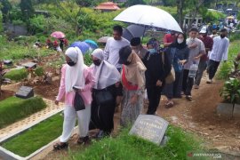 TPU khusus COVID-19 di Cikadut dipadati peziarah saat Idul Fitri