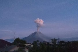 Gunung Sinabung dua kali muntahkan abu vulkanik setinggi 1.000 meter