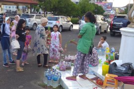 Pedagang bunga di TPU Kota Palembang 'panen' saat Lebaran ini