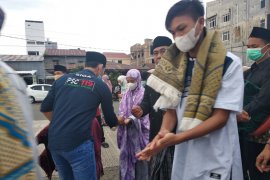 PHBI dan Dinkes Mamuju bagikan 1.500 masker kepada jamaah Salat Ied