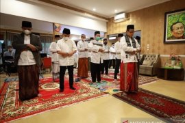Mahfud Lebaran di rumah dinas, tunda sungkeman ke ibunda