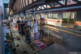 Shalat Idul Fitri di Stasiun Kereta Api