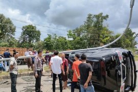 Mobil mantan Bupati Bungo beserta istri alami kecelakaan