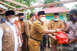 Bupati Kampar bantu korban bencana puting beliung Desa Gema