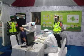 Belasan mobil putar balik dan puluhan penumpang di-"rapid" antigen di Gresik