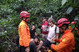 Pelajar dan guru yang tersesat di kawasan air terjun ditemukan