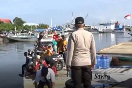 Tiga kapal pembawa banyak penumpang dari daerah diminta putar haluan