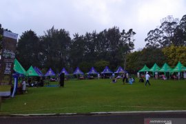 UMKM buka stand  di area pintu masuk kebun raya saat libur hari raya