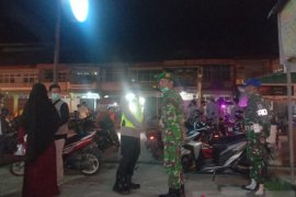 Satgas COVID-19 Kecamatan Pemangkat razia pengunjung warkop tak terapkan prokes