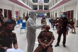 Pegawai Kejati Sumut tes cepat  antigen pada hari pertama masuk kerja