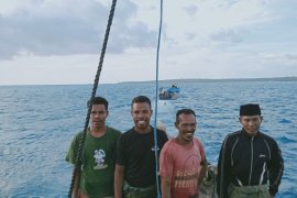 Empat warga  ditemukan terombang-ambing di laut