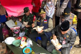 Pj Gubernur Kalsel semangati korban banjir di Satui
