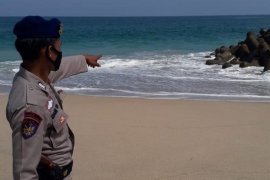 Seorang wisatawan terseret ombak Pantai Tambakrejo Blitar berhasil diselamatkan