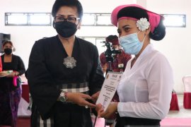 Putri Koster dorong perempuan Bali pahami etika busana adat