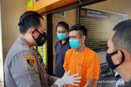 Seorang perempuan cantik lolos dari maut kendati mendapat sejumlah tikaman pisau di tubuhnya