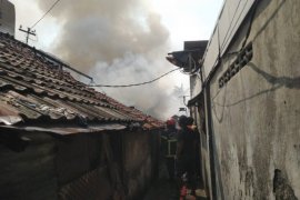 Ditinggal mudik Lebaran, Dua rumah di kawasan padat penduduk Tegalsari Surabaya terbakar
