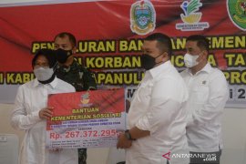 Mensos salurkan bantuan korban tanah longsor Batang Toru