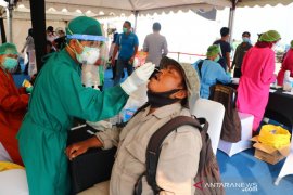 Minister urges returning migrant workers to undergo genome sequencing