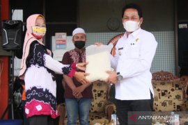Bupati salurkan Bansos kepada kaum duafa dan para mualaf