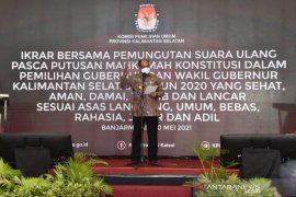 Pj Gubernur Kalsel sampaikan pesan perdamaian PSU Pilkada lewat puisi